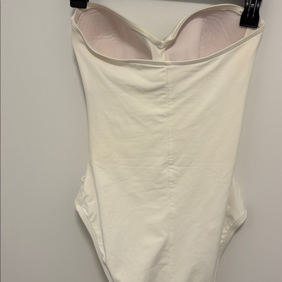 LaBlanca White Sweetheart Neck Ruched One Piece Bathing Suit Size 8 - Picture 3 of 3